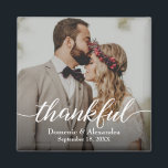 Custom Elegantes Foto Dankbare Script Hochzeit Magnet<br><div class="desc">Mit unserem Custom Elegant Foto Thankful Script Wedding Magnet bieten wir Ihren Hochzeitsgästen einen unvergesslichen Aufenthalt. Dieser quadratische Magnet ermöglicht es Ihnen, ihn mit Ihrem eigenen Foto, Namen und Hochzeitsdatum zu personalisieren und so ein einzigartiges und bedeutsames Zeichen der Wertschätzung zu schaffen. Indem Sie Ihr Foto auf den Magneten einbauen,...</div>