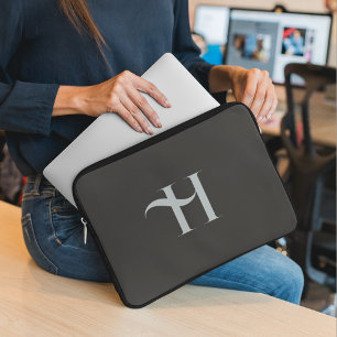 Custom Eleganto Olive Green Initial Typografy Laptopschutzhülle