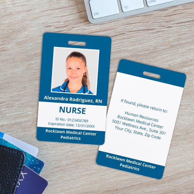 Custom Employee Foto Blue White Medical ID Ausweis (Custom Employee Photo Blue White Medical ID Badge, in situ)