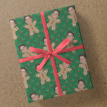 Custom Face Foto Gingerbread Men Christmas Holly Geschenkpapier<br><div class="desc">Voller Roll von grünem,  nahtlosen Muster,  individueller Geschenkverpackung,  die die Personalisierung ermöglicht,  das (sehr eng zugeschnittene) Foto-Gesichtsbild eines Menschen auf alle kleinen Lebkuchenmenschen einzubinden.</div>