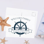 Custom Family Cruise Ship Nautical Vacacation Isla Postkarte<br><div class="desc">Chic individuelle Sommerurlaub Postkarte für Ihre Strandkreuzfahrt auf dem Ozean mit einem marineblauen Bootslenkrad. Dieses nautische Design ist perfekt für Ihren besonderen Ausflug. Personalisieren Sie mit Ihrem Nachnamen und Jahr.</div>