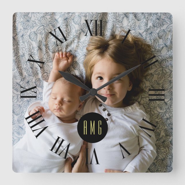 Custom Family Foto Custom Monogram Quadratische Wanduhr (Vorderseite)