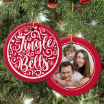 Custom Family Foto Jingle Bells Christmas Red Keramik Ornament<br><div class="desc">Dieses schöne handgeschriebene "Jingle Bells" Design Weihnachtsschmuck lässt sich leicht mit Ihrem individuellen Foto auf der Rückseite personalisieren.</div>