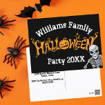 Custom Family Halloween Annual Party Skelett Postkarte<br><div class="desc">Coole,  individuelle Einladungen für jedes Halloween-Party mit einer Postkarte,  die ein gruseliges Skelett über einem schwarz-orangefarbenen Text und einer phantastischen Kürbislaterne enthält. Passen Sie Ihre großen Bash-Informationen für alle Ihre Gäste an.</div>