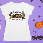 Custom Family Halloween-Party Skeletton Women's T-Shirt<br><div class="desc">Cooler,  alljährlicher T - Shirt für weibliche Halloween-Partys mit einem gruseligen Skelett,  das über einem schwarz-orangefarbenen  hängt,  und einer phantastischen Kürbislaterne. Passen Sie Ihre großen Bash-Informationen für alle Ihre Gäste an.</div>