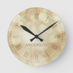 Custom Family Name Beige Bokeh Lights Elegant Runde Wanduhr