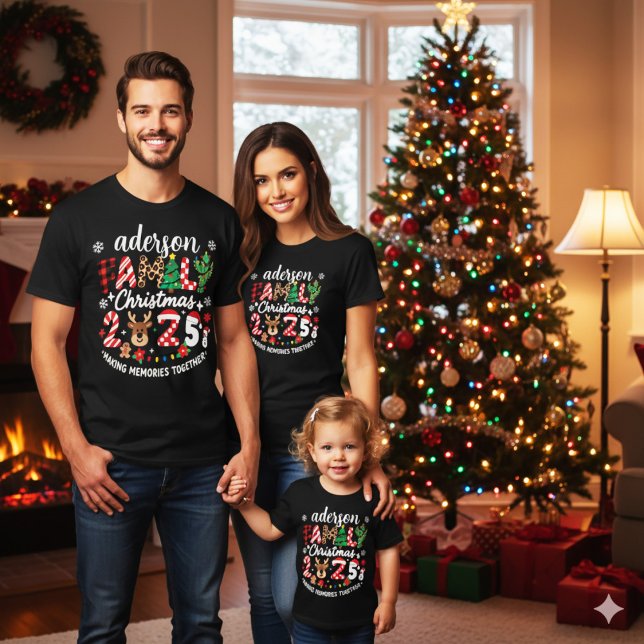 Custom Family Name Christmas 2025 Festive Holiday T-Shirt (Von Creator hochgeladen)