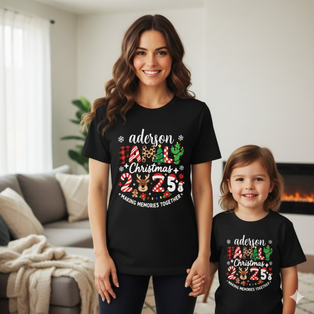 Custom Family Name Christmas 2025 Festive Holiday T-Shirt (Von Creator hochgeladen)