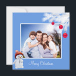 Custom Family & Snowman auf Sky Blue Christmas<br><div class="desc">Eigene Familie,  weiße Kiefern mit roten Weihnachtsbällen und niedlicher Schneemann auf himmelblauer Weihnachtsgrüße-Karte. Du kannst dein Lieblingsbild hinzufügen!</div>