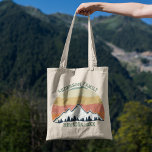Custom Family Wiedersehen Beautiful Vintag Sunset Tragetasche<br><div class="desc">Eine wunderschöne Tasche mit Wiedersehen-Tote für die ganze Familie für einen Herbstaufenthalt mit Cousins,  Tanten,  Onkeln und Großeltern. Bestellen Sie Geschenke für die ganze Crew mit Ihrem Nachnamen und Jahr in Grün rund um das schöne Vintage Sonnenuntergangsbild über den Bergen und Bäumen. Große personalisierte Gruppe anwesend.</div>