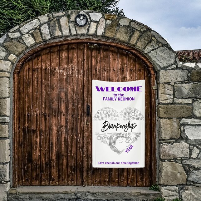 Custom Family Wiedersehen Herzstück Art Tree Lila Banner (Welcome family with a heart tree art on white with purple text vertical format reunion banner.)