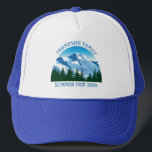 Custom Family Wiedersehen Trip Mountain Forest Wan Truckerkappe<br><div class="desc">Individuell abgestimmte Familienoberflächen für Ihren Sommerurlaub oder für Ihren Urlaub in den Colorado Bergen oder eine schöne Hütte im Wald. Dieses coole Design besticht durch einen hübschen zeichn schneebedeckter Berge vor grünen Tannenbäumen. Ein großer Naturhut für eine im Freien liebende Familie für ihre Naturexpedition.</div>