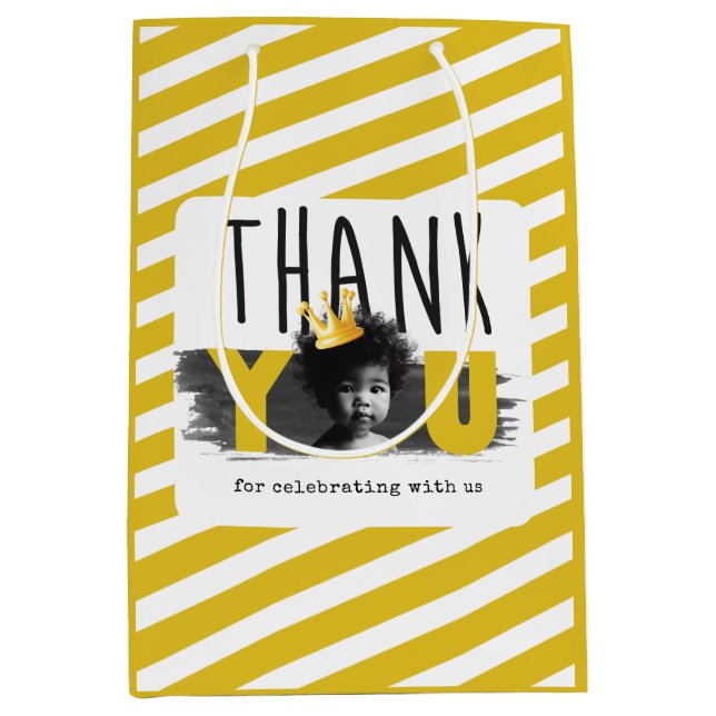 Custom First Birthday Foto Schwarz-weiß gelb Mittlere Geschenktüte (Vorderseite)