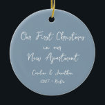 Custom First Christmas New Apartment Blue Foto Keramik Ornament<br><div class="desc">Erinnern Sie sich an Ihr erstes Weihnachtsfest in Ihrem neuen Apartment mit diesem eigenartigen, staubblauen Keramik-Ornament. Dieser besondere Sake zeigt auf einer Seite Ihr Foto und erweckt gemeinsam die Erinnerung an Ihre erste Urlaubssaison. Auf der anderen Seite zeigt personalisierter Text elegant Ihre Namen und das Jahr in einem stilvollen Skript...</div>