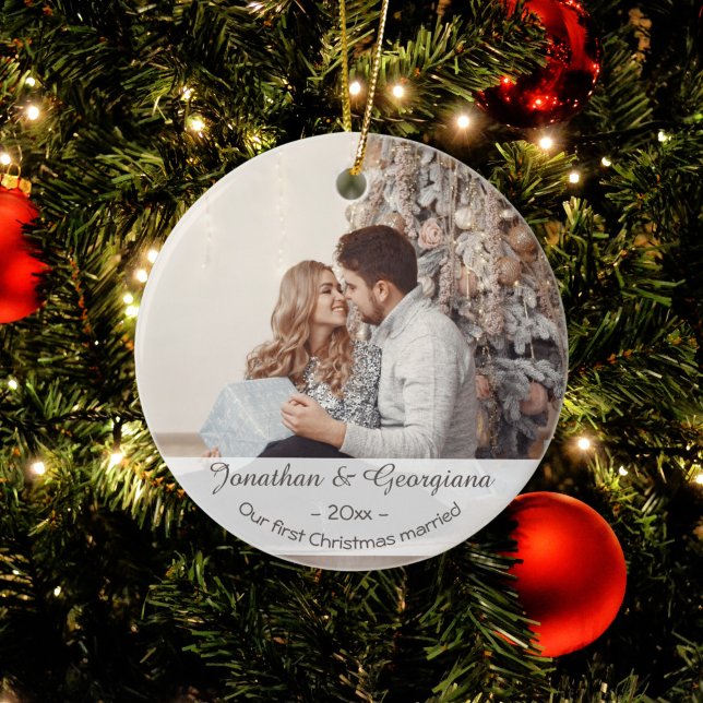 Custom First Christmas verheiratet 2023 Foto Urlau Keramik Ornament (Von Creator hochgeladen)