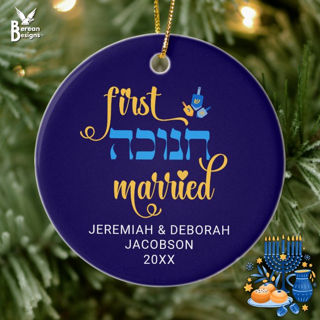 Custom FIRST HANUKKAH VERHEIRATET Hebrew Keramik Ornament (Stylish FIRST HANUKKAH MARRIED for Jewish newlyweds. Customizable names/year. Great gift for couples)