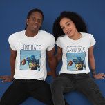 Custom Football Player Foto Abschluss Parent T-Shirt<br><div class="desc">Der Absolvent in hochblauer Typografie über Ihr Senior Portrait Foto ist ein einfacher Abschluss T - Shirt für einen Fußballspielerelternteil in einem Sportteam. Passen Sie Ihren eigenen Text über dem Graduiertenfoto für Mama und Papa an.</div>