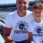 Custom Football Vater Navy Blue und Gold Team Tri-Blend Shirt<br><div class="desc">Custom Front and Back Football T - Shirt für Vater - im White Design für Fußballdads gezeigt,  verfügt über einen Fußball-Helm mit sportlichem Text,  der für den Mannschaftsnamen,  den Nachnamen des Sohnes und seine Jersey-Nummer angepasst werden kann. Die Farben Gold und Marineblau können individuell angepasst werden.</div>