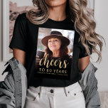 Custom Foto Cheers 60. Geburtstagsparty Tri-Blend Shirt<br><div class="desc">Dieser 60. Geburtstagsparty-T - Shirt präsentiert den Ehrengast mit einem vergoldeten Textüberlagerungsstück. Das Wort "jubeln" erscheint in eleganter goldfarbener Kalligraphie-Schrift, gefolgt von "bis 60 Jahre" und dem Ehrengast und Geburtstag in serifenlosen Sans-Schriftart. Ein dunkler Bildschirm hilft, den Text-Pop zu machen. Eine tolle Art, jemanden zu feiern, der sechzig Jahre alt...</div>