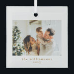 Custom Foto Christmas Minimalistisch Simple Family Ornament Aus Glas<br><div class="desc">Feiern Sie die Saisonfreuden mit diesem für den Minimalisten konzipierten Weihnachtsschmuck aus dem Foto. Das Foto ist sauber und schlicht gestaltet und bietet eine zentrale Bühne in einer gläsernen Umgebung, was es zu einer zeitlosen Ergänzung Ihrer Urlaubsstimmung macht. Das moderne und dennoch schlichte Design erlaubt es den gepflegten Erinnerungen zu...</div>
