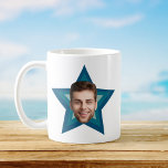 CUSTOM Foto Cutout Retro Star Spaß Kaffeetasse<br><div class="desc">Kümmern Sie sich vor Lachen! Diese maßgeschneiderte Tasse verwandelt Ihre Morgenroutine in einen unglaublich witzig Rückschlag. Stellen Sie sich Ihr Gesicht vor (oder Haustier, vielleicht der Chef? ) durch einen Retro-Stern-Ausschnitt, der mit koffeinbefeuerter Masse strahlt. Jeder Schluck flüstert: "Die Arbeit kann warten, lasst uns groovy werden! Um den Ausschnitt-Effekt zu...</div>