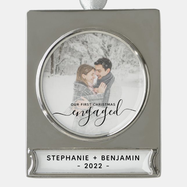 Custom Foto First Christmas Verlobt Black Script Banner-Ornament Silber (Vorderseite)