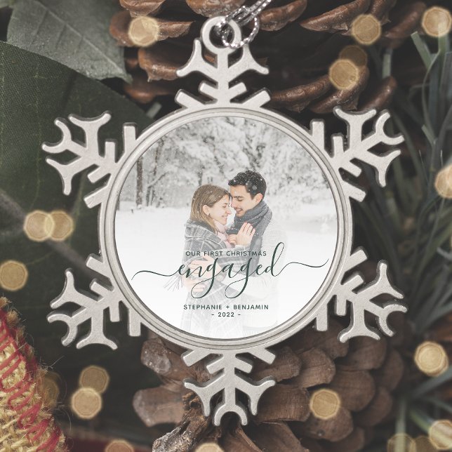 Custom Foto First Christmas Verlobt Green Script Schneeflocken Zinn-Ornament (Von Creator hochgeladen)