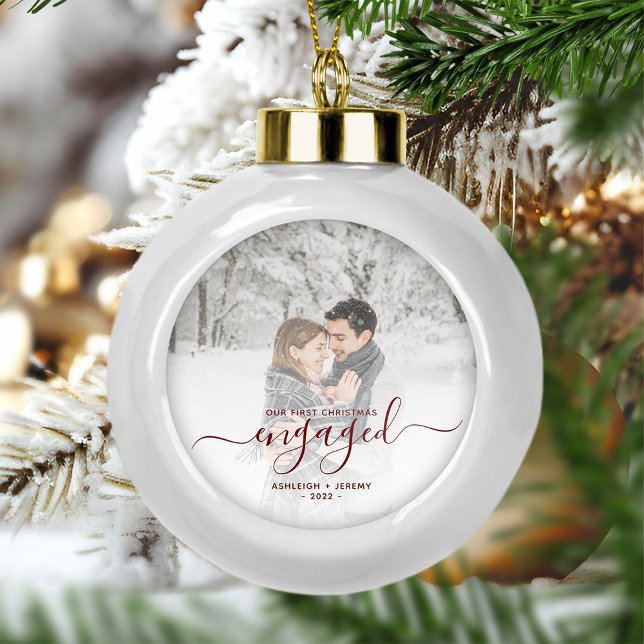 Custom Foto First Christmas Verlobt Red Script Keramik Kugel-Ornament (Von Creator hochgeladen)