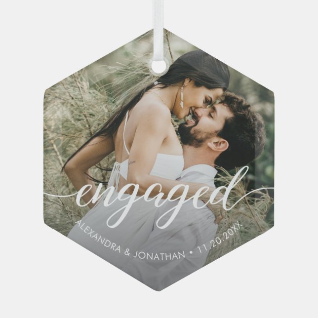 Custom Foto First Christmas Verlobt White Script Ornament Aus Glas (Vorderseite)