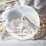 Custom Foto First Verheiratet Christmas Red Script Ornament<br><div class="desc">Erinnern Sie sich an das erste Weihnachtsfest Ihrer Ehe mit diesem schönen modernen Sake-Ornament. Der dunkelrote Text lautet "Unsere ersten Weihnachten als Mr. & Mrs." mit den Worten "Mr. & Mrs." in eleganter Handschrift mit Schnörkeln vor und nach. Ersetzen Sie das Beispielbild durch Ihr Lieblings-Foto, und fügen Sie Ihren Nachnamen...</div>