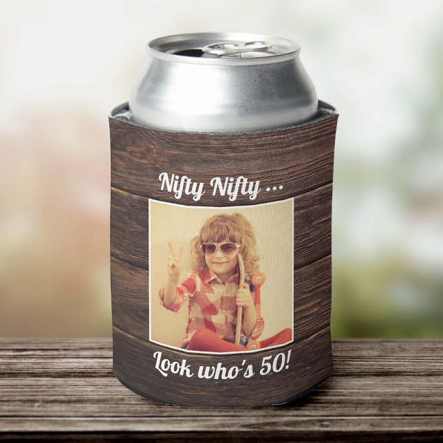 Custom Foto Funny Cool 50. Geburtstag Dosenkühler ("Nifty look who's 50" wood textured can cooler with photo on the front and custom text on the back)