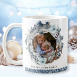 Custom Foto, Holiday Blue und Silver Wreath Kaffeetasse<br><div class="desc">Personalisieren Sie diese elegante Tasse mit Ihrem eigenen Foto und Text. Design mit festlich handgemalten Aquarell Urlaub rustikalen Kranz mit Blume, Laub, Bogen und rustikalen Antlers in staubigen blauen, marinösen, weißen und silbernen Tönen, die Ihr Foto umrahmen. Unterhalb des Textes, wo Sie jeden Text hinzufügen können, den Sie möchten. In...</div>