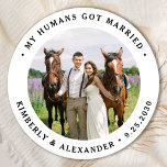 Custom Foto Just Married Personalisiert Wedding Runder Aufkleber<br><div class="desc">Fügen Sie die Touch zum Abschluss Ihrer Hochzeitsankündigungen mit diesem maßgeschneiderten Foto hinzu, und personalisiert "My Humans Got Verheiratete Aufkleber. Passen Sie mit Ihrem bevorzugten Foto, Namen und Datum an. COPYRIGHT © 2020 Judy Burrows, Black Dog Art - Alle Rechte vorbehalten. Custom Foto Just Married Personalisiert Wedding Classic Round Sticker...</div>