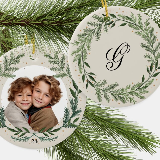 Custom Foto Monogram Pine Kranz Weihnachtsgeschenk Keramik Ornament (Von Creator hochgeladen)