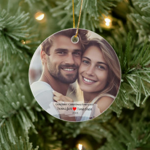 Custom Foto Our First Christmas Verlobt Keramik Ornament