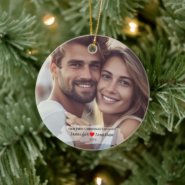 Custom Foto Our First Christmas Verlobt Keramik Ornament (Baum)