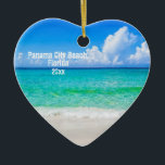 Custom Foto Panama City Beach Shoreline Keramik Ornament<br><div class="desc">Wenn Sie dieses Jahr nach Panama City, Florida, gereist sind, werden Sie gewollt, sich an die Reise mit diesem einzigartigen Souvenirdekor zu erinnern, das dieses lebendige Foto des türkisblauen Wassers und des weißen Sandstrandes der Panama City Beach Küste sowie rustikale Strandtypografie zeigt. Einfach mit Ihrem Reisedatum auf der Vorderseite und...</div>