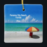 Custom Foto Panama City Beach Umbrells Keramikornament<br><div class="desc">Wenn Sie dieses Jahr nach Panama City, Florida, gereist sind, werden Sie gewollt, sich an die Reise mit diesem einzigartigen Souvenirdekor zu erinnern, der dieses lebendige Foto des türkisblauen Wassers, des weißen Sandstrandes, des roten Sonnenschirms und -stuhls sowie der rustikalen Strandtypografie zeigt. Einfach mit Ihrem Reisedatum auf der Vorderseite (das...</div>
