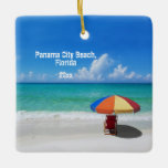 Custom Foto Panama City Beach Umbrells Keramikornament<br><div class="desc">Wenn Sie dieses Jahr nach Panama City, Florida, gereist sind, werden Sie gewollt, sich an die Reise mit diesem einzigartigen Souvenirdekor zu erinnern, der dieses lebendige Foto des türkisblauen Wassers, des weißen Sandstrandes, des roten Sonnenschirms und -stuhls sowie der rustikalen Strandtypografie zeigt. Einfach mit Ihrem Reisedatum auf der Vorderseite (das...</div>