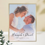 Custom Foto Poster mit Whimsikskript<br><div class="desc">Personalisieren Sie dieses Foto Poster mit Ihrem Lieblings-Foto! Wir haben Beispieltext in schwarz aufgenommen, einschließlich Vornamen in einem lebendigen, skurrilen Skript. Aber bitte fühlen Sie sich nicht durch unser Beispiel-Format eingeschränkt, das Vornamen und ein Datum verwendet! Sie können die Beispielnamen und das Datum durch jede Art von Nachricht ersetzen und...</div>