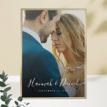 Custom Foto Poster mit Whimsikskript<br><div class="desc">Personalisieren Sie dieses Foto Poster mit Ihrem Lieblings-Foto! Wir haben Beispieltext in Weiß aufgenommen, einschließlich Vornamen in einem lebendigen skurrilen Skript. Aber bitte fühlen Sie sich nicht durch unser Beispiel-Format eingeschränkt, das Vornamen und ein Datum verwendet! Sie können die Beispielnamen und das Datum durch jede Art von Nachricht ersetzen und...</div>