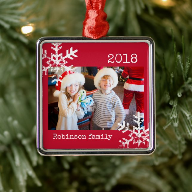 Custom Foto Red Ornament with Snowflakes (Baum)