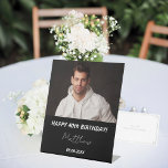 Custom Foto Schwarz-weiß Typ 40. Geburtstag Sockelschild<br><div class="desc">Ein Willkommensschild für ein 40. Party. Personalisieren und fügen Sie ein Foto,  einen Namen und ein Alter. Ein klassischer schwarzer Hintergrund,  weißer Text.</div>