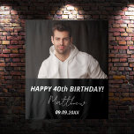 Custom Foto Schwarz-weiß Typ 40. Geburtstag Wandteppich<br><div class="desc">Ein Wandteppich für ein 40. Party für Typ. Ein eleganter, moderner schwarzer Hintergrund. Personalisieren und fügen Sie Ihr eigenes hochwertiges Foto des Geburtstagsjungen/Mannes hinzu. Der Text: Der Name ist weiß mit einem modernen, handgeschriebenen Stilskript. Tempate für einen Namen, Alter 40 und ein Datum. Kann als Wanddekor für das Party oder...</div>