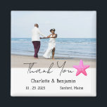 Custom Foto Starfish Beach Wedding Gefallen Magnet<br><div class="desc">Custom Foto Starfish Beach Wedding Gefallen Magnet verfügt über Seestern, Text & Hochzeitspaar Foto Vorlage. Eine perfekte Gastgeschenk Hochzeit für Ihre Gäste. Es wird das Hochzeitsthema wie Strand, tropische, Küsten, Hawaii oder Ziele Hochzeit. Bitte klicken Sie auf den Personalize-Button, um ihn mit Ihrem Text oder Foto anzupassen.Bitte besuchen Sie meinen...</div>