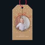 Custom Foto Tan und Black Christmas Geschenkanhänger<br><div class="desc">Dieses Weihnachtsgeschenk-Tag bietet Ihnen einen runden Rahmen,  um sich mit Ihrem Lieblings-Foto zu personalisieren. Die Hintergrundfarbe ist hellbraun mit weißen Punkten,  die Schnee darstellen. Fotografie © Storytree Studios,  Stanford,  CA</div>