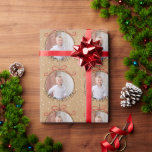 Custom Foto Tan und Black Christmas Geschenkpapier<br><div class="desc">Dieses Weihnachtsgeschenkpapier zeigt eine Grafik eines runden Baumschmucks mit einem individuellen Rahmen für das Foto. Die Worte "Frohe Weihnachten" umkreisen die Außenseite des Fotos. Der Hintergrund ist hellbraun mit weißen Schneeflockenpunkten. Fotografie © Storytree Studios,  Stanford,  CA</div>