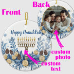 Custom Foto & text Hanukkah Festival of Lights Keramik Ornament<br><div class="desc">Das Personalisierte Hanukkah Menorah Ornament! Dieses runde Keramik-Ornament eignet sich hervorragend, um Ihren Hanukah-Feiern eine festliche Touch hinzuzufügen. An der Vorderseite befindet sich eine wunderschön illustrierte Menorah mit hellen Kerzen, umgeben von blauen und weißen Blättern, dreiköpfigen und Sternen von David. Der Text "Happy Hanukkah" wird oben deutlich dargestellt und kann...</div>