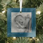 Custom Foto und Name Baby's First Christmas Blue Ornament Aus Glas<br><div class="desc">Passen Sie dieses Ornament mit Ihrem eigenen Foto und Babynamen an,  um einen personalisierten Zusatz zu Ihrem Baum zu erhalten. Die Farben können über die Schaltfläche "Anpassen" geändert werden.</div>