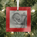 Custom Foto und Name Baby's First Christmas Red Ornament Aus Glas<br><div class="desc">Passen Sie dieses Ornament mit Ihrem eigenen Foto und Babynamen an,  um einen personalisierten Zusatz zu Ihrem Baum zu erhalten. Die Farben können über die Schaltfläche "Anpassen" geändert werden.</div>